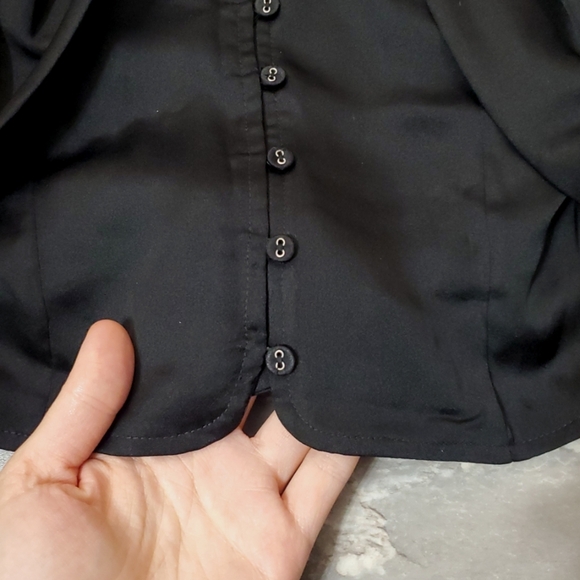 NWOT Guess Elegant Black Cold-Shoulder Long Sleeves Blouse Top. Black. Size M. - Picture 12 of 13